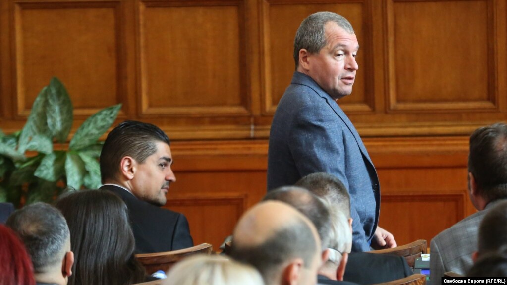 Радостин Василев (вляво) и Тошко Йорданов в пленарната зала на Народното събрание във вторник