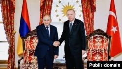 Թուրքիայի նախագահ Ռեջեփ Թայիփ Էրդողանը ողջունում է Հայաստանի վարչապետ Նիկոլ Փաշինյանին Ստամբուլում, 20-ը հունիսի, 2025թ.