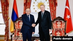 Թուրքիայի նախագահ Ռեջեփ Թայիփ Էրդողանը ողջունում է Հայաստանի վարչապետ Նիկոլ Փաշինյանին Ստամբուլում, 20-ը հունիսի, 2025թ.