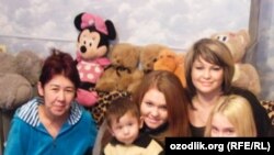 Улуғбек ўз онаси¸ қолаверса¸ Москвада топгани янги оиласи билан.