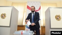 Armenia -- Speaker Ararat Mirzoyan casts a ballot in a parliament vote on a resolution demanding the dismissal of Constitutional Court Chairman Hrayr Tovmasian, Yerevan, October 4, 2019.