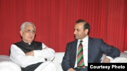 نوی ډیلی: د هند د بهرنیو چارو وزیر سلمان خورشید سره په هند کې افغان سفیر شيدا محمد ابدالي ویني.