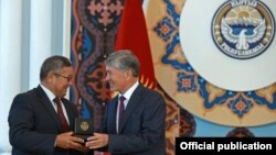 Gyrgyzystanyň prezidenti Almazbek Atambaýew raýatlary sylaglaýar, Bişkek, 10-njy iýun, 2015