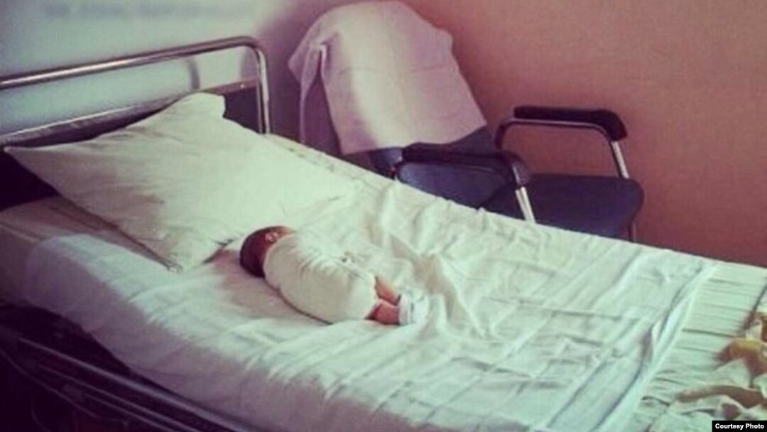 Eng katta sunnat qilingan jinsiy olatni katta eshak bilan yosh yalangoch qizlar