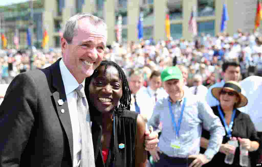 Njemačka - Auma Obama, polusestra američkog predsjednika Obame sa američkim veleposlanikom u Njemačkoj, Philipom D. Murphijem, Berlin, 19. juni 2013. Foto: AFP / Michael Kappeler 