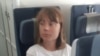 Švedska aktivistica Greta Thunberg u avionu, 10. juna 2025.
