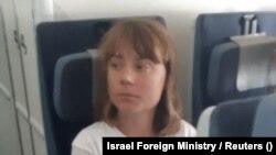 Švedska aktivistica Greta Thunberg u avionu, 10. juna 2025.