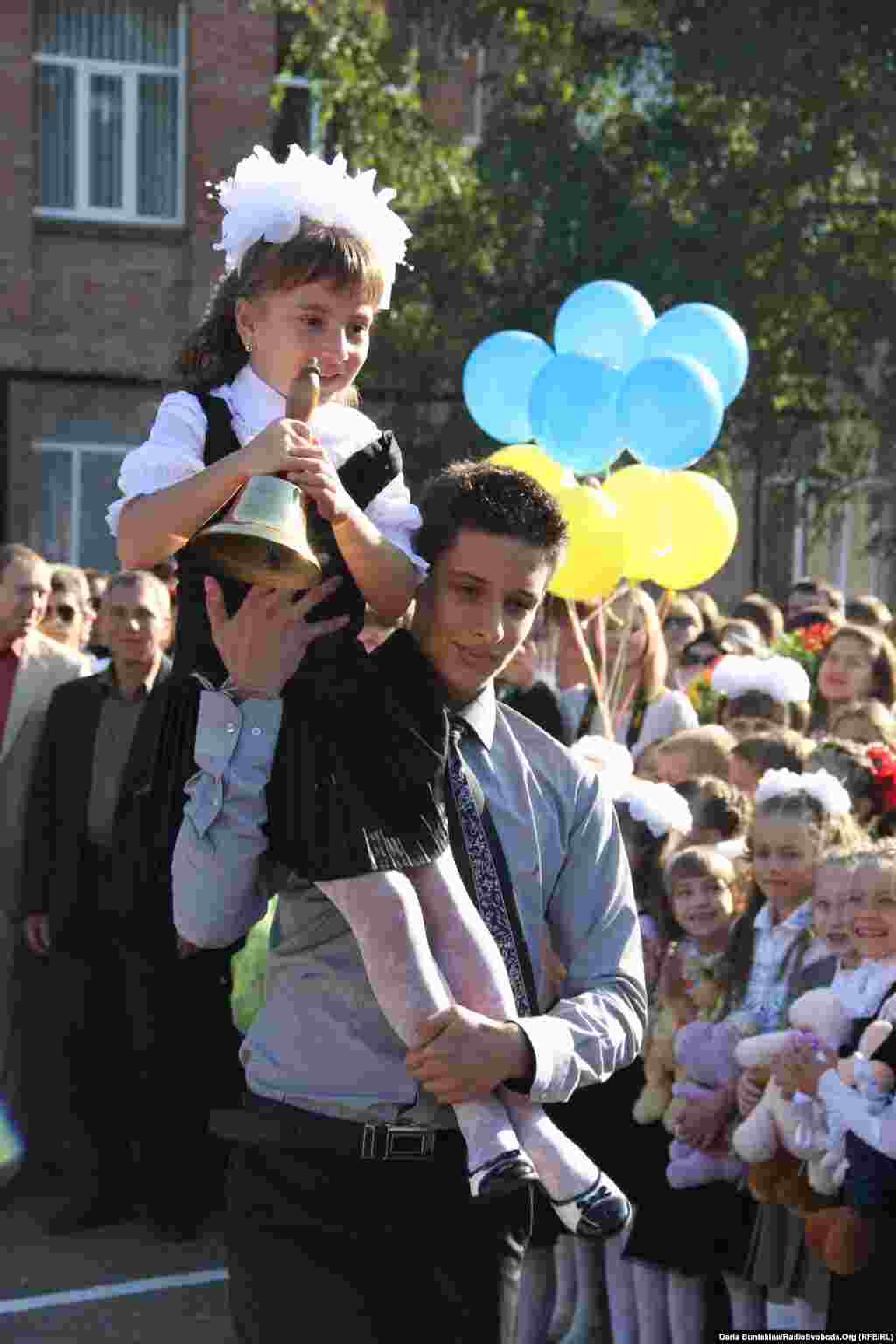 Першокласниця Ангеліна Литвиненко дає перший дзвінок у Черкаській Спеціалізованій школі №17 