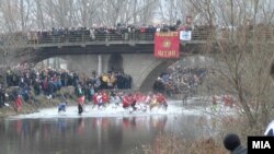 Инцидент при скокањето по светиот крст во реката Брегалница во Штип