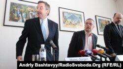 Німецький омбудсмен Маркус Льонінґ (праворуч) та Надзвичайний і Повноважний Посол Німеччини в Україні Ганс-Юрґен Гаймзьот, Київ, 12 квітня 2012 року