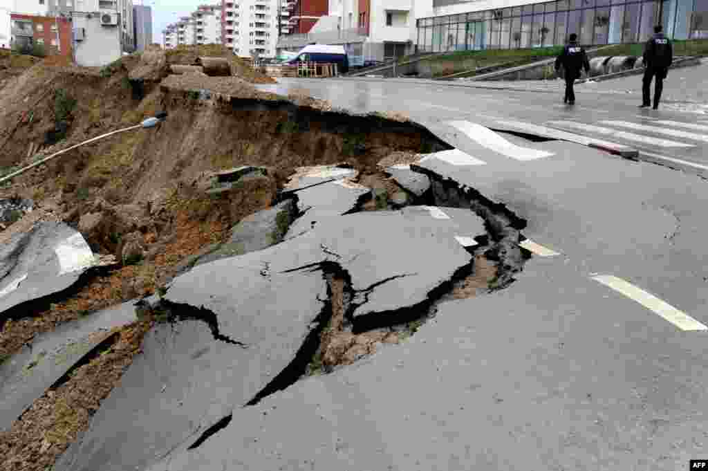 Alunecări de teren la Priştina, capitala Kosovo, după ploi abundente. 30 septembrie 2013