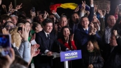Nicusor Dan printre susținătorii care îi sărbătoreau în stradă victoria în alegerile prezidențiale. Bucuresti, 19 mai 2025.
