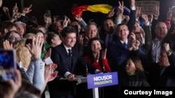 Nicusor Dan printre susținătorii care îi sărbătoreau în stradă victoria în alegerile prezidențiale. Bucuresti, 19 mai 2025.
