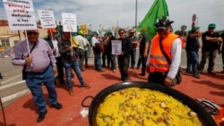 Protestele fermierilor din UE au inclus episoade violente, dar și unele apetisante: cultivatorii de orez pentru mâncarea spaniolă paella demonstrează lângă Valencia, la 15 aprilie 2024. 