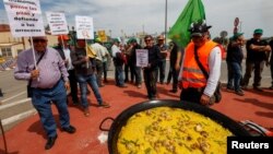 Protestele fermierilor din UE au inclus episoade violente, dar și unele apetisante: cultivatorii de orez pentru mâncarea spaniolă paella demonstrează lângă Valencia, la 15 aprilie 2024. 