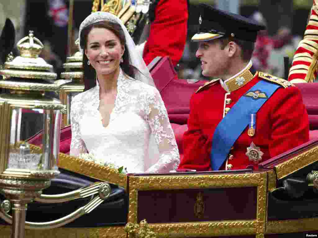 Mladenci u kočiji na putu za Buckingham Palace Foto: Reuters / Warren Allott 