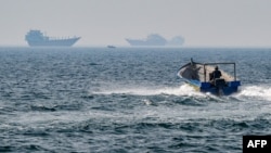 Ambarcațiuni în Strâmtoarea Ormuz, pe 25 iunie 2025.