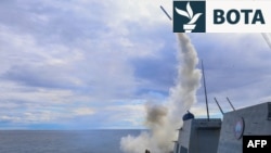 Një raketë amerikane Tomahawk duke u lëshuar nga një luftanije amerikane drejt caqeve në Iran. Fotografi ilustruese nga arkivi. 