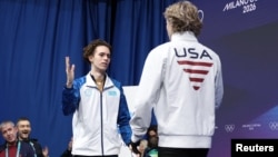 Михаил Шайдоров (слева) и Илья Малинин после состязаний. Милан, 13 февраля 2026 года