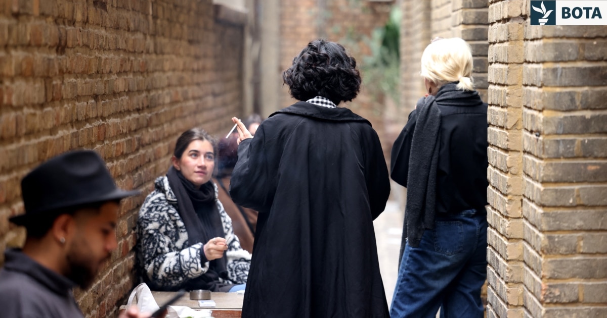 Kultura e kafeneve në Iran përballet me presion politik dhe ekonomik