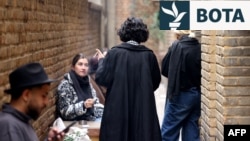 Të rinjtë konsumojnë duhan në një zonë të dedikuar për duhanpirje jashtë një kafeneje në Teheran. Shkurt 2026.