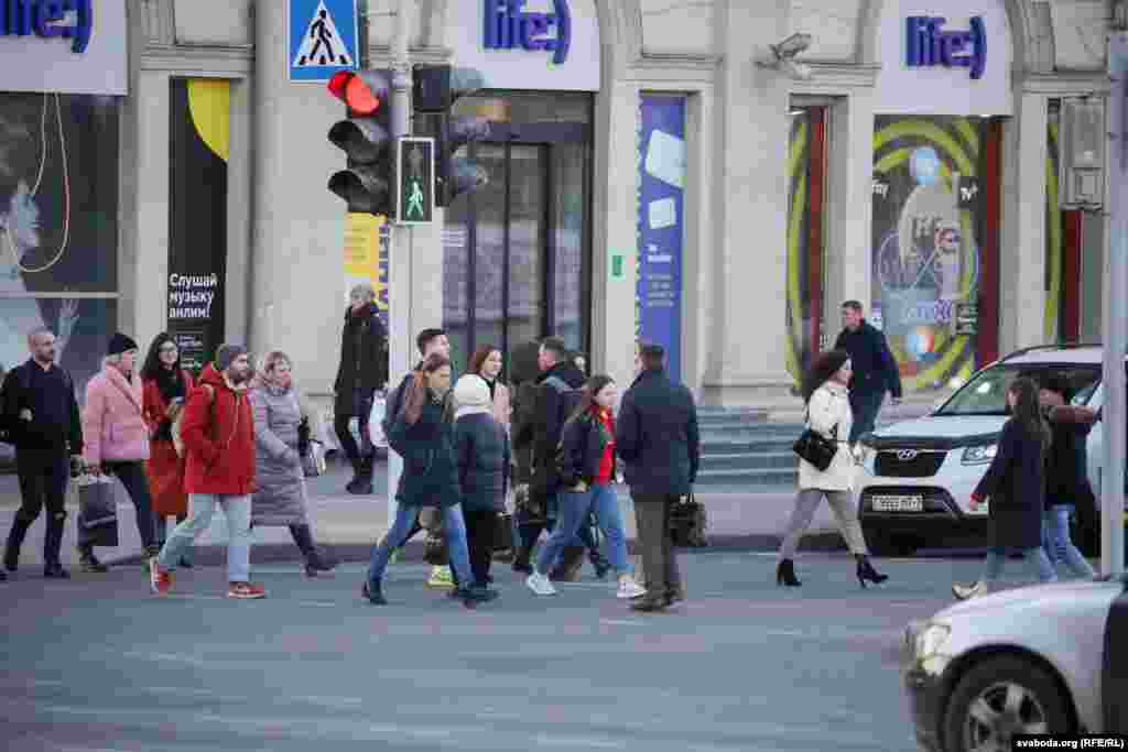 Вуліцы Менску і&nbsp;Стакгольму. Швэцыя&nbsp;&mdash; адна зь&nbsp;нямногіх краінаў у&nbsp;Эўропе, дзе не&nbsp;ўводзілі жорсткія абмежаваньні на&nbsp;рух і&nbsp;кантакты грамадзянаў. Але адрозьненьні ад Беларусі істотныя