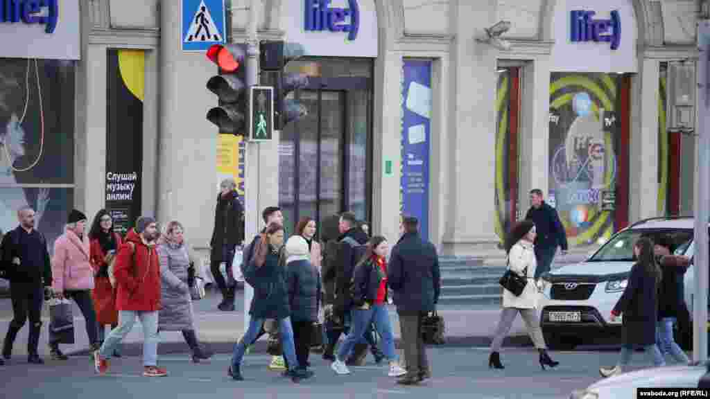 Вуліцы Менску і&nbsp;Стакгольму. Швэцыя&nbsp;&mdash; адна зь&nbsp;нямногіх краінаў у&nbsp;Эўропе, дзе не&nbsp;ўводзілі жорсткія абмежаваньні на&nbsp;рух і&nbsp;кантакты грамадзянаў. Але адрозьненьні ад Беларусі істотныя