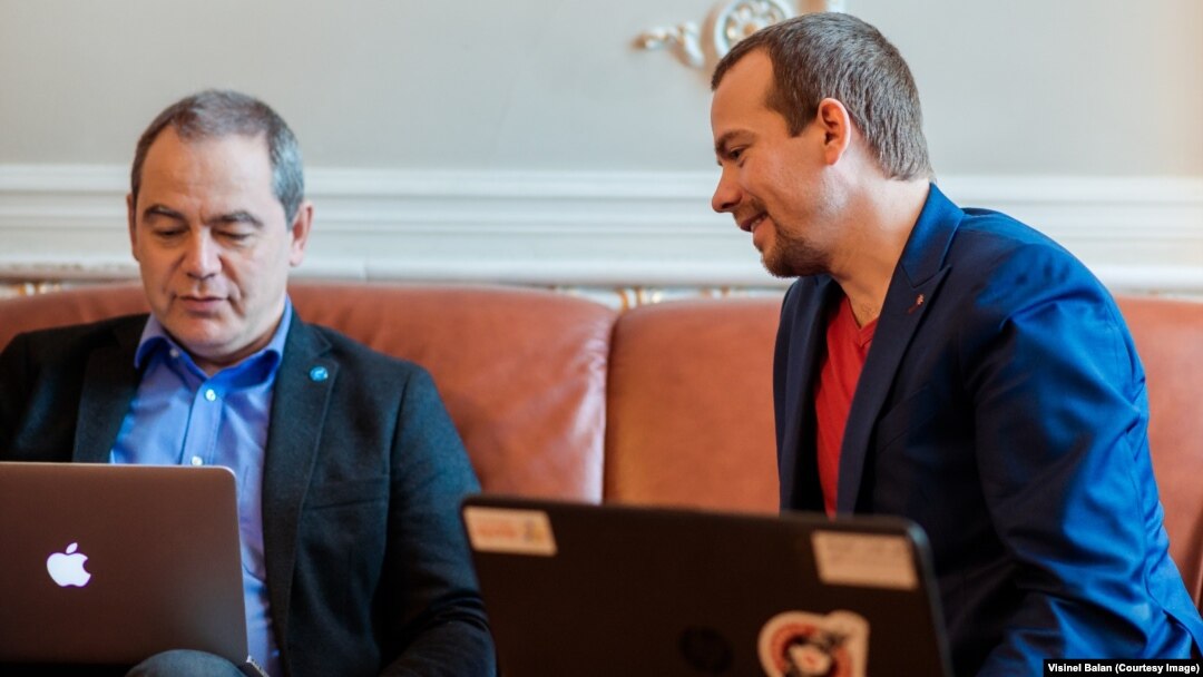 Vișinel Bălan (dreapta) alături de senatorul USR Vlad Alexandrescu