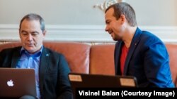 Vișinel Bălan (dreapta) alături de senatorul USR Vlad Alexandrescu