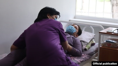 Әйел күйеуінің есегіне саусағын салады