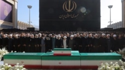 پسران علی خامنه‌ای، جز مجتبی، در صف اول نماز میت در مصلای تهران، به همراه دیگر مقام‌های حکومتی از جمله مسعود پزشکیان، رئیس جمهور