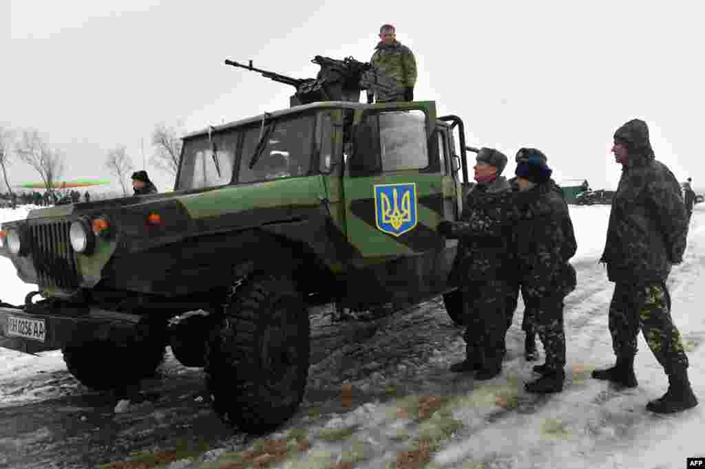 Українські офіцери розглядають новий броньований автомобіль&nbsp;&laquo;Махно&raquo;, під час презентації нової української військової техніки недалеко від міста Гончарівка, 23 січня 2015 року