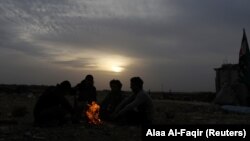 چند عضو ارتش آزاد سوریه در شهر داعل در نزدیکی درعا/ داعل همچنان در دست این گروه مخالف اسد است