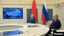 Ресей президенті Владимир Путин және Беларусь басшысы Александр Лукашенко әскери жаттығуды Кремльден бақылап отыр. 19 ақпан 2022 жыл. 