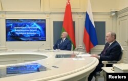 Владимир Путин и Александр Лукашенко наблюдают за учениями сил стратегического сдерживания. Москва, 19 февраля 2022
