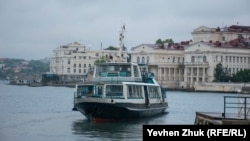 Пассажирский катер в Артиллерийской бухте. Севастополь, октябрь 2021 года