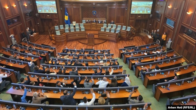 Deputetët e Kuvendit të Kosovës duke votuar gjatë seancës konstituive, më 28 gusht 2025.