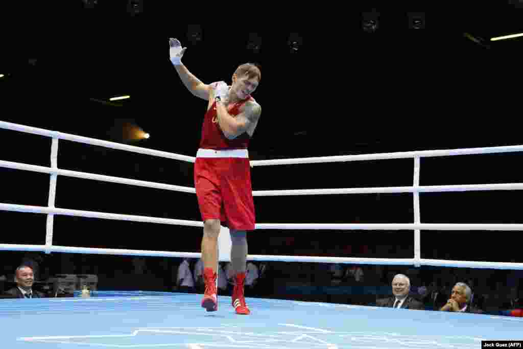 Вусік сьвяткуе перамогу на Алімпійскіх гульнях 2012 году ў Лёндане.Пасьля сотняў аматарскіх баёў Вусік быў адабраны ў зборную Ўкраіны на Алімпійскія гульні 2008 году, але прайграў італьянскаму цяжкавагавіку Клемэнтэ Русо. Праз чатыры гады ён зноў сустрэўся з італьянцам у цяжкай вазе і заваяваў золата. Пасьля перамогі бацька Вусіка па тэлефоне прызнаўся сыну-спартоўцу ў любові — гэты момант баксэр захоўвае ў памяці да гэтага часу. Старэйшы Вусік памёр усяго праз два дні пасьля таго, як даведаўся пра перамогу сына на Алімпіядзе.