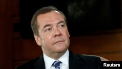 Șeful Consiliului de Securitate al Rusiei, Dmitri Medvedev, a fost președinte al Rusiei între 2008 și 2012, cât Vladimir Putin a fost premier, apoi prim-ministru în perioada 2012-2020.