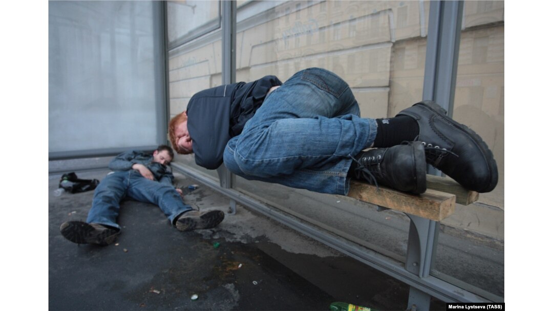Drunk men at a bus stop in St. Petersburg: "The Western culture of alcohol use centers on consumption in bars, cafes, and restaurants," says Vadim Drobiz of the Center for the Study of Federal and Regional Alcohol Markets. "In Russia, people frequently drink on the streets, unfortunately." (file photo)