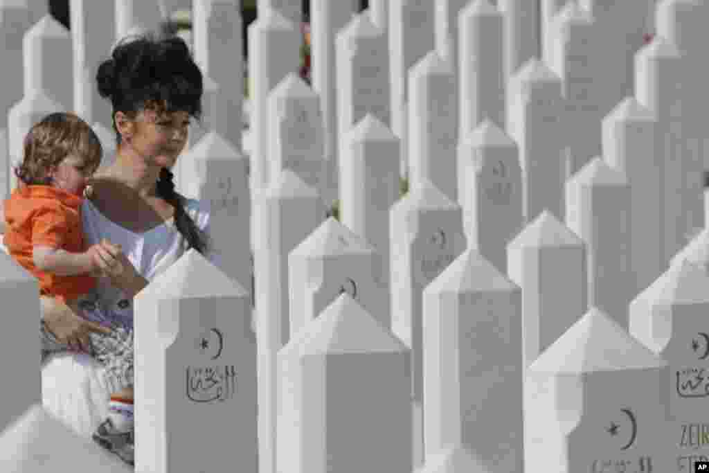 BiH - Sarajevsko groblje Bare, 31.08.2011. Foto: AP / Amel Emrić 