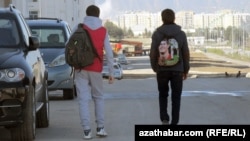 Azatlygyň habarçylary okuwçylaryň mekdepden galmagyna olaryň arasyndaky näresmi “sowgat ýaryşynyň” sebäp bolýandygyny aýdýarlar. (Illýustrasiýa suraty)