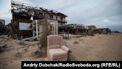 Приморське курортне село Широкине, що було обстріляне й нині, зруйноване численними обстрілами російських гібридних сил (архівне фото)