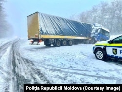 În apropierea localității Bravicea din raionul Călărași, camioanele se deplasează cu dificultate, iar o bandă de circulație este blocată.