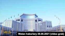 На опубликованной государственными СМИ Туркменистана фотографии — недавно открывшаяся гостиница «Аркадаг» в Ашхабаде