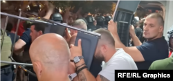 Jovan Kecman ispred prostorija SNS u Novom Sadu 15. avgust 2025.
