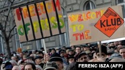 Tüntetés a Klubrádió mellett 2012. január 22-én