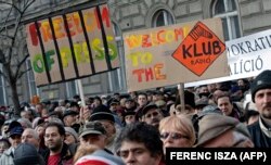 Hiljade Mađara protestuju protiv premijera Viktora Orbana i u znak podrške opozicionoj radio stanici Klubradio, u centru Budimpešte 22. januara 2012.