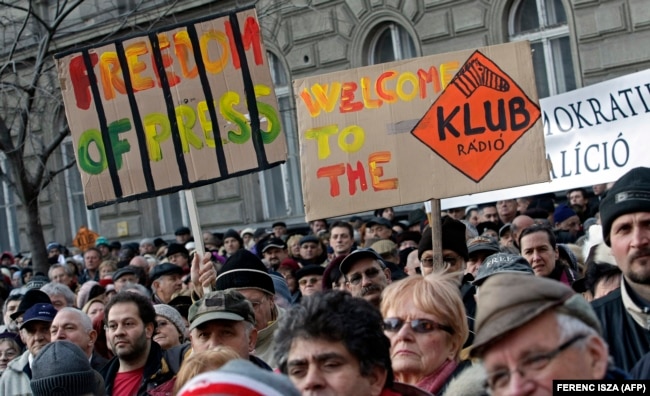 Hiljade Mađara protestuju protiv premijera Viktora Orbana i u znak podrške opozicionoj radio stanici Klubradio, u centru Budimpešte 22. januara 2012.