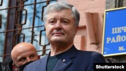 П’ятий президент України Петро Порошенко виступає біля Печерського районного суду. Київ, 1 липня 2020 року